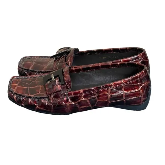 STUART WEITZMAN Maroon LeatherCrocodile Embossed Loafers with Buckle. Size 5.5M
