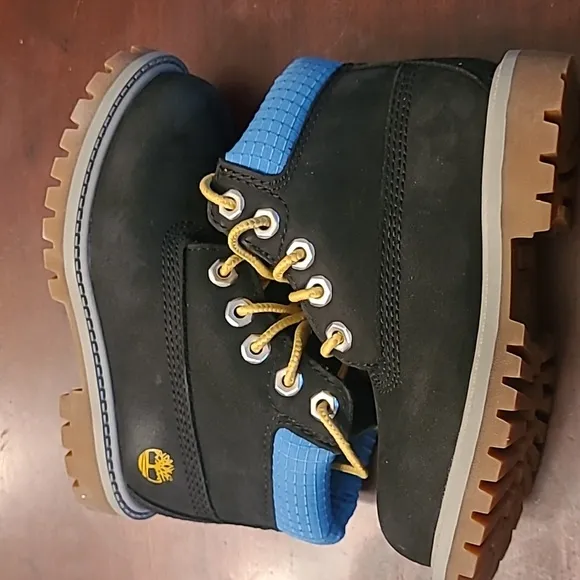 Timberland Kids Premium 6 Inch Boots.  Black/Blue.  Size 8 Toddler.
