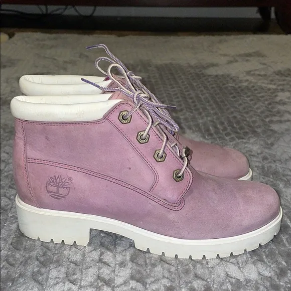 Timberland Nellie Leather Chucka Boots.  Size 8.5 Wide.  Waterproof.  Lug sole.