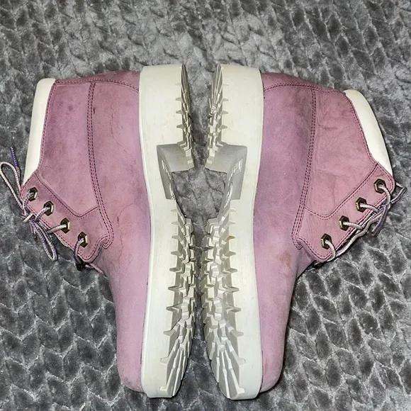Timberland Nellie Leather Chucka Boots.  Size 8.5 Wide.  Waterproof.  Lug sole.