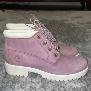 Timberland Nellie Leather Chucka Boots.  Size 8.5 Wide.  Waterproof.  Lug sole.