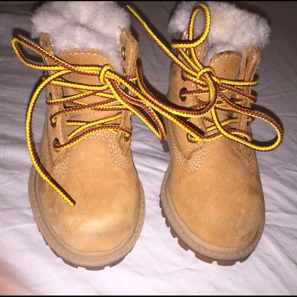 𝅺Toddler Girls timberland fur lined wheat boots o