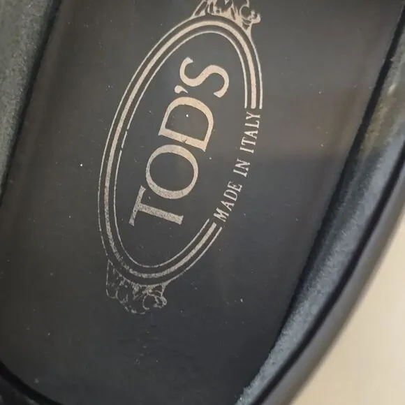 TOD’S Mens leather moccasin loafers metal logo in perfect condition size 8