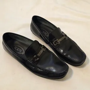 TOD’S Mens leather moccasin loafers metal logo in perfect condition size 8