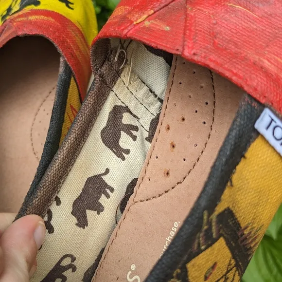 TOMS Disney Hand Painted Customized Slides Shoes The Lion King   Hakuna Matata