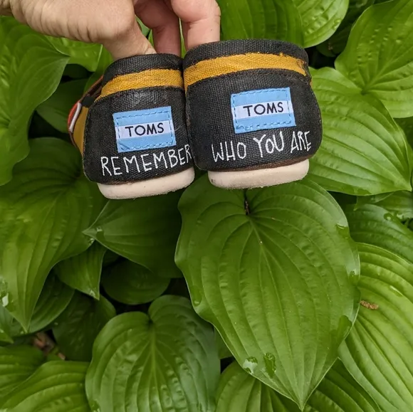 TOMS Disney Hand Painted Customized Slides Shoes The Lion King   Hakuna Matata