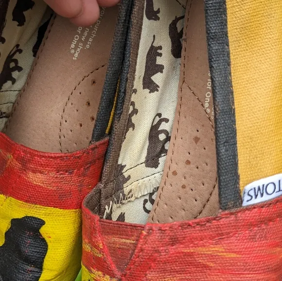 TOMS Disney Hand Painted Customized Slides Shoes The Lion King   Hakuna Matata