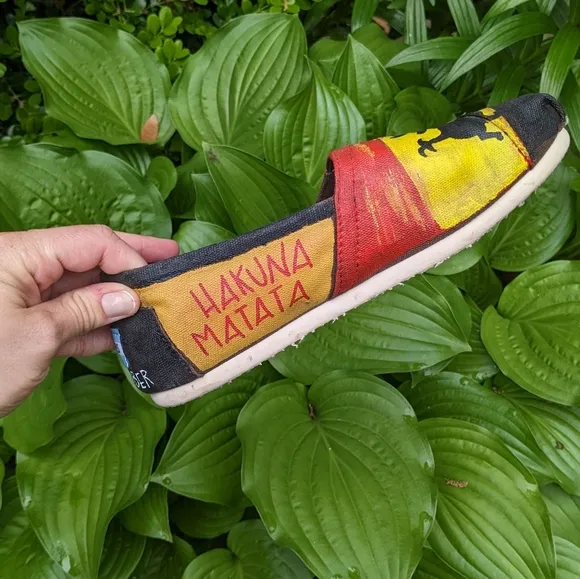 TOMS Disney Hand Painted Customized Slides Shoes The Lion King   Hakuna Matata