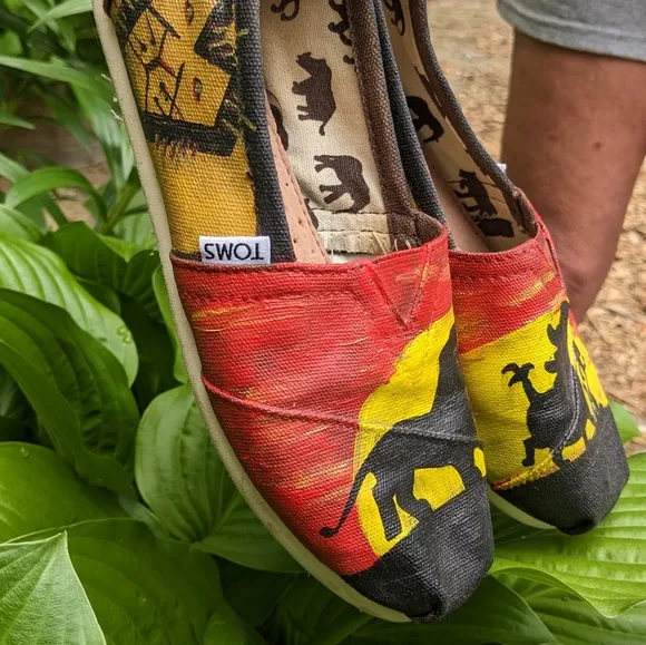 TOMS Disney Hand Painted Customized Slides Shoes The Lion King   Hakuna Matata