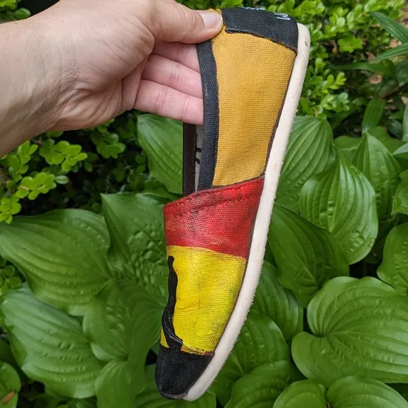 TOMS Disney Hand Painted Customized Slides Shoes The Lion King   Hakuna Matata
