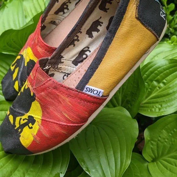 TOMS Disney Hand Painted Customized Slides Shoes The Lion King   Hakuna Matata