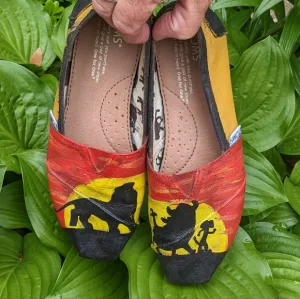 TOMS Disney Hand Painted Customized Slides Shoes The Lion King   Hakuna Matata