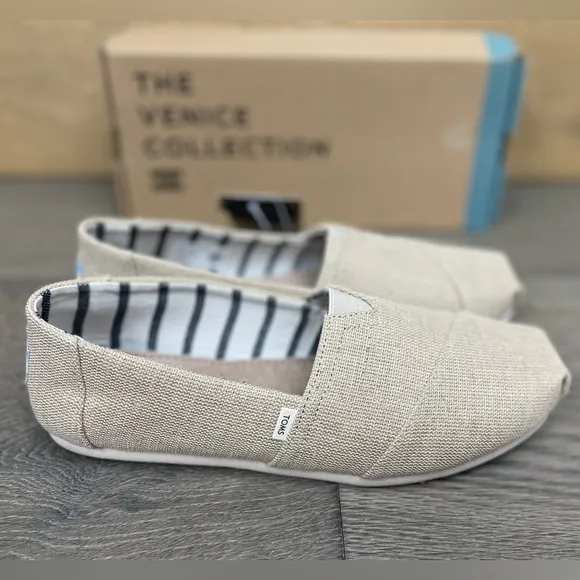 TOMS Seasonal Classic Alpargata woman’s Flats Size 9.5W. New in Box