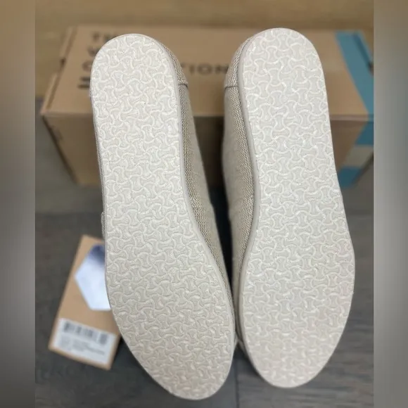 TOMS Seasonal Classic Alpargata woman’s Flats Size 9.5W. New in Box
