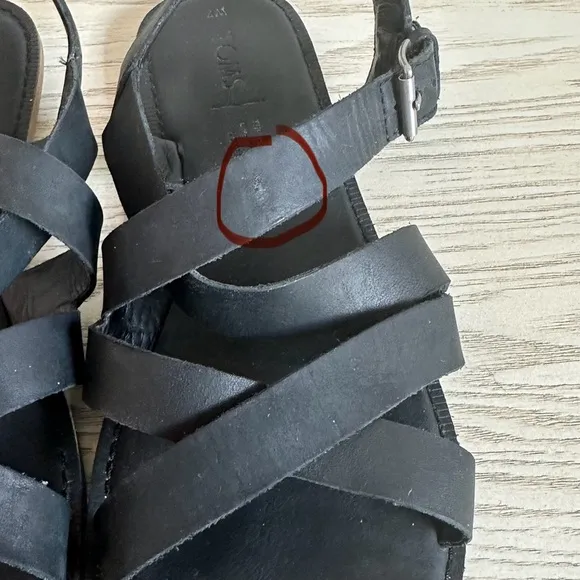 TOMS Sloane Black Leather Strappy Flats Sandals • size 7