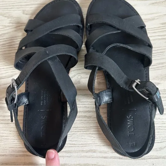 TOMS Sloane Black Leather Strappy Flats Sandals • size 7