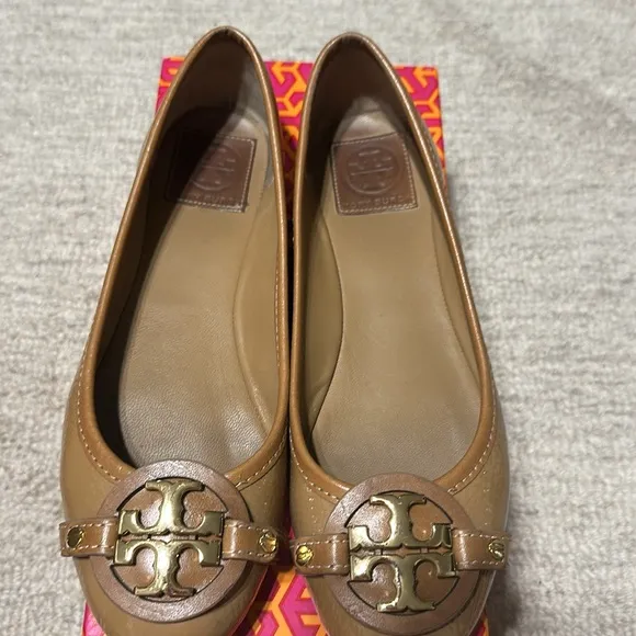 Tory Burch Aden Ballet Flats- Sand patent grained vegan leather Size 7 -Like New