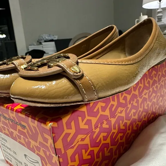 Tory Burch Aden Ballet Flats- Sand patent grained vegan leather Size 7 -Like New