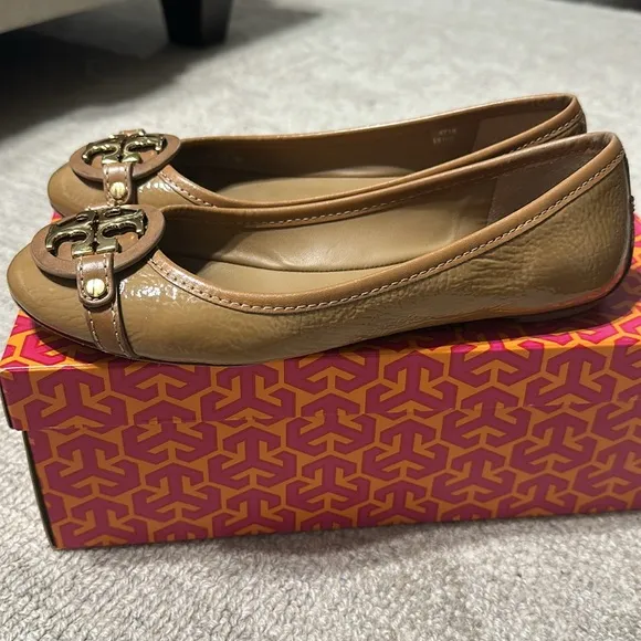 Tory Burch Aden Ballet Flats- Sand patent grained vegan leather Size 7 -Like New