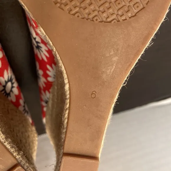 Tory Burch Dory Red Floral Canvas Peep Toe Wedge Espadrilles Size 6