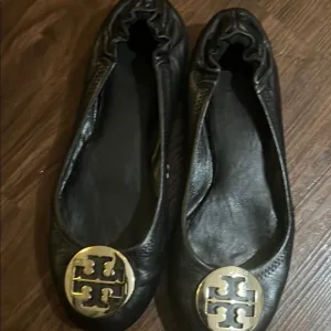Tory Burch women’s 7 Reva Scrunch Ballet black classic flats