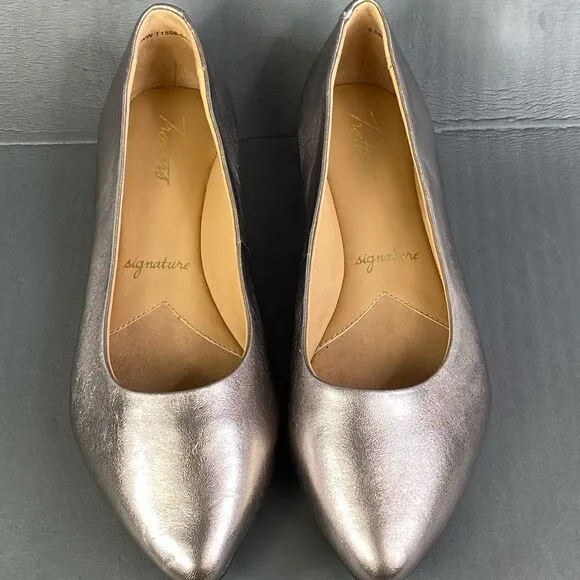 Trotters Estee (Pewter Metallic) Women's Slip-on comfort flats womens size 9.5