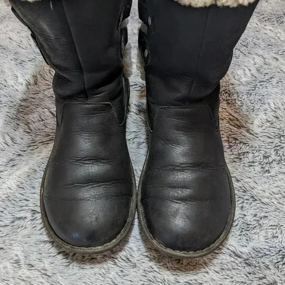 Ugg Akadia Black Boots Sheepskin Fur Lined Size 7