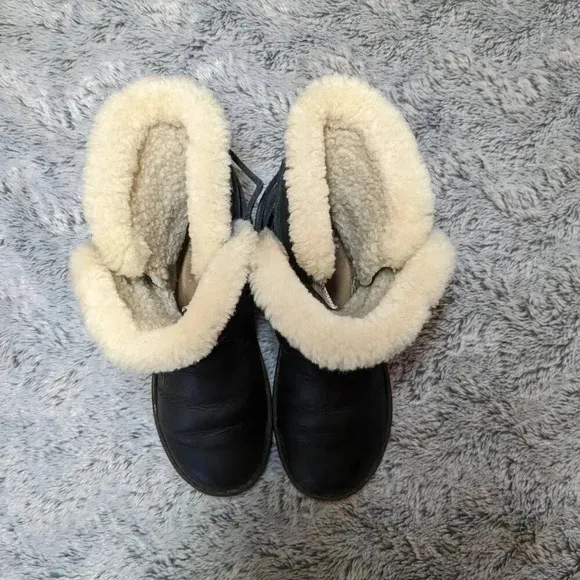 Ugg Akadia Black Boots Sheepskin Fur Lined Size 7