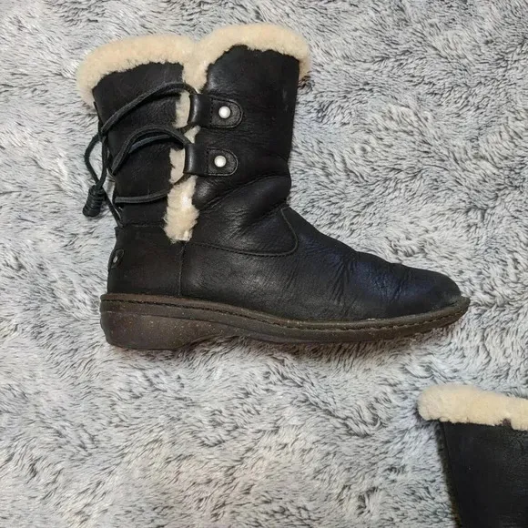 Ugg Akadia Black Boots Sheepskin Fur Lined Size 7