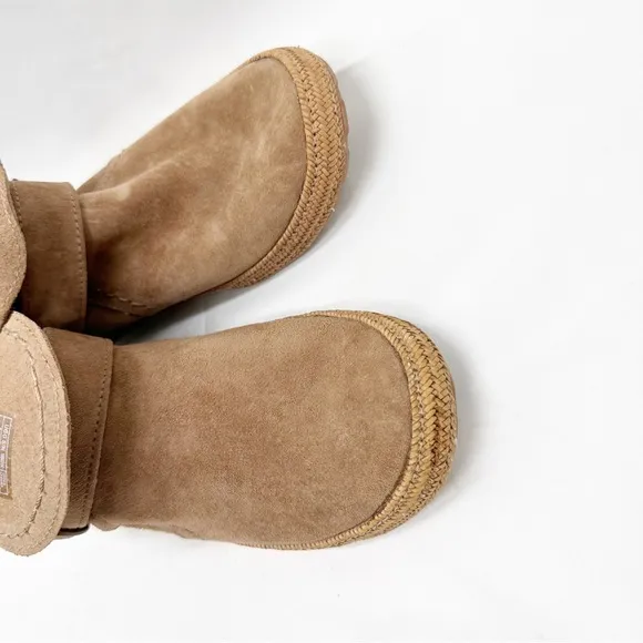 UGG Amely slip on moccasin loafers suede leather fringe tan size 6