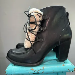 UGG ANALISE EXPOSED FUR BLACK LEATHER HEELED BOOTS SIZE 7