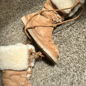 UGG Australia Montclair Chestnut 1892 Lace Up Fur Lined Boots Women’s Size 7