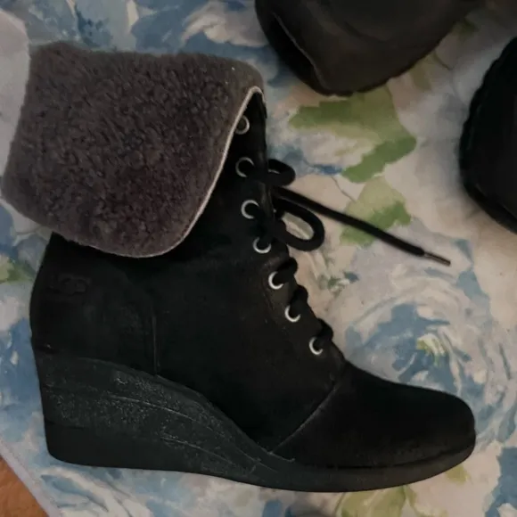 UGG Bootie Zea Black Women’s Ankle Boots Sherpa Lined Wedge Booties Size 7