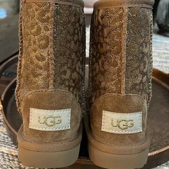 UGG Boots . Toddler size 7 . NEW Never used. Tan/ gold Leopard print fur lined
