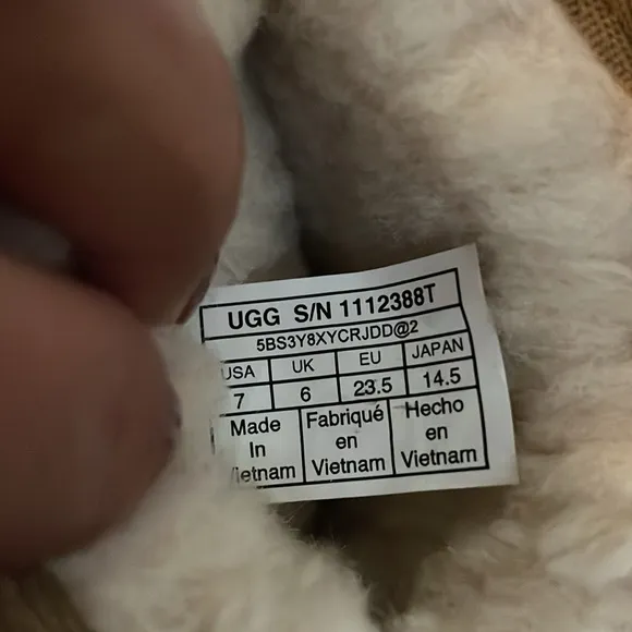UGG Boots . Toddler size 7 . NEW Never used. Tan/ gold Leopard print fur lined