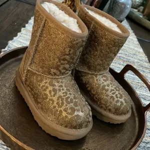 UGG Boots . Toddler size 7 . NEW Never used. Tan/ gold Leopard print fur lined