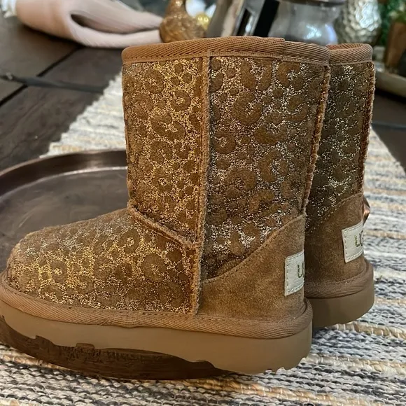 UGG Boots . Toddler size 7 . NEW Never used. Tan/ gold Leopard print fur lined