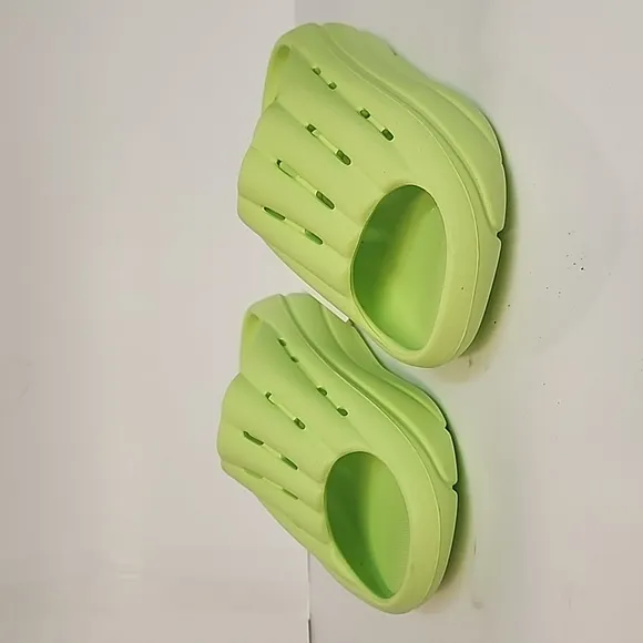 UGG Bright Green Foam Slides Size 8 NWT