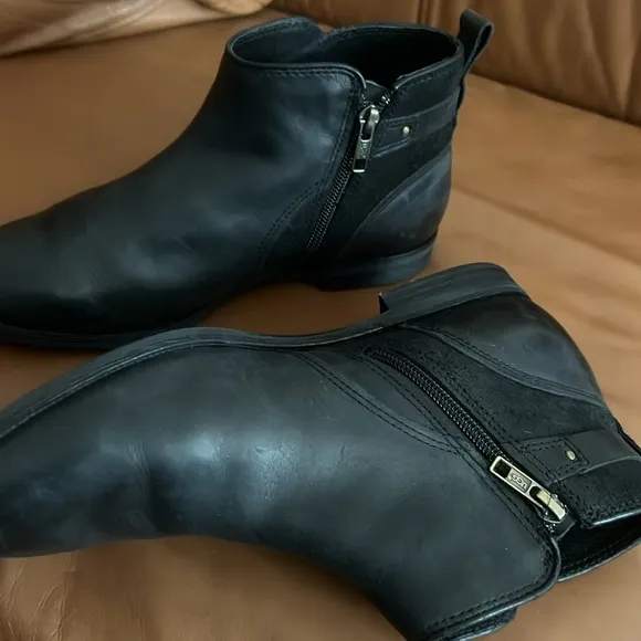 UGG® Demi Boots for Women/Black/Size 8