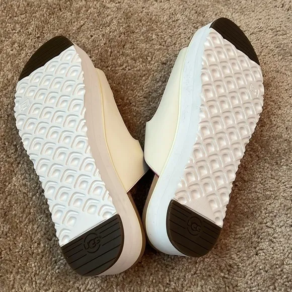 UGG Hanneli Platform Leather Slides