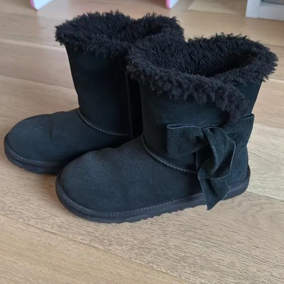 UGG kids mini boots with bow