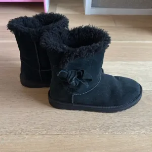 UGG kids mini boots with bow