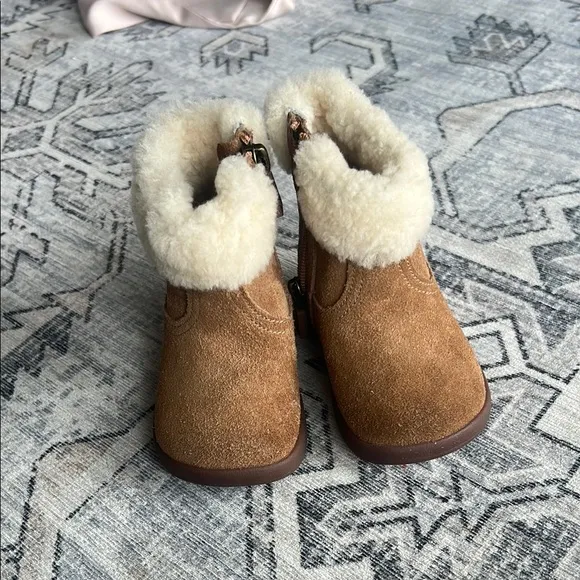 UGG kids Tan Cream Fur Boots with Zipper never worn!