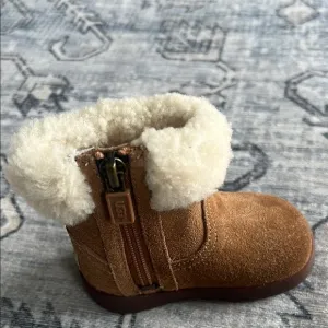UGG kids Tan Cream Fur Boots with Zipper never worn!