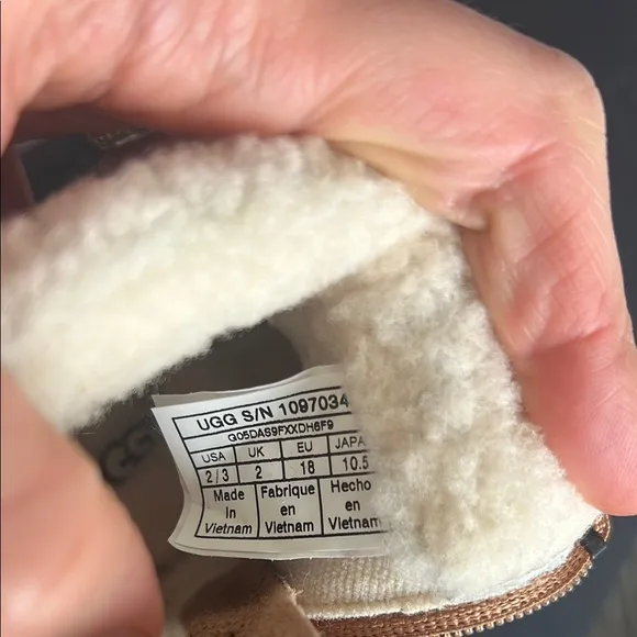 UGG kids Tan Cream Fur Boots with Zipper never worn!