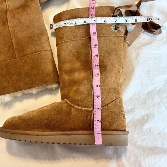 UGG KOOLABURRA Andrah Tall Suede Sheepskin Lined Bow Back Boots Camel Sz 10 NWOB