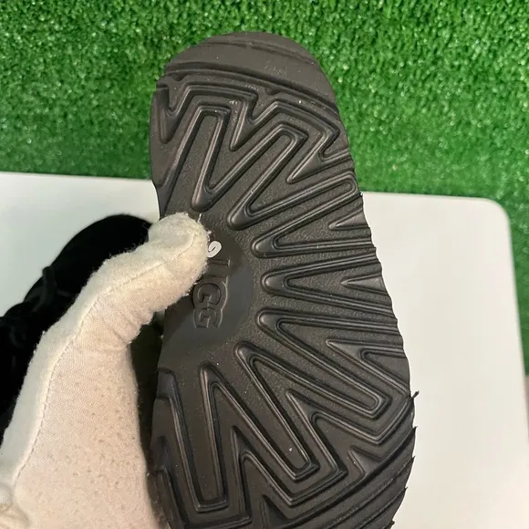 UGG Neumel Black Ankle Chukka Shearling Lined Boots Kids Toddler Unisex Size 11