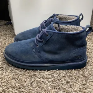 UGG Neumel Blue Suede Monochrome Shearling Fur Lined Chukka Boots Mens Size 10