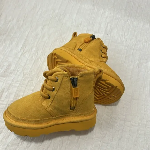 UGG NEUMEL II kids toddler boots shoe lace inner Sherpa lined treadlite size 6c
