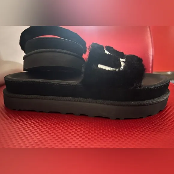 UGG NWT LATON FUR SLIDES.